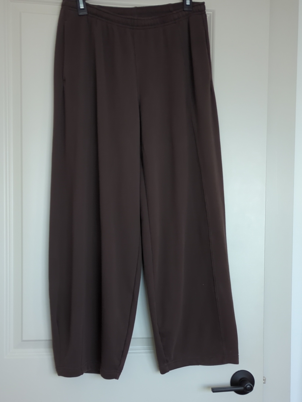 Vuori Sedona Barrel Crop Wide-Leg Pull-On Sweatpants in French Roast
